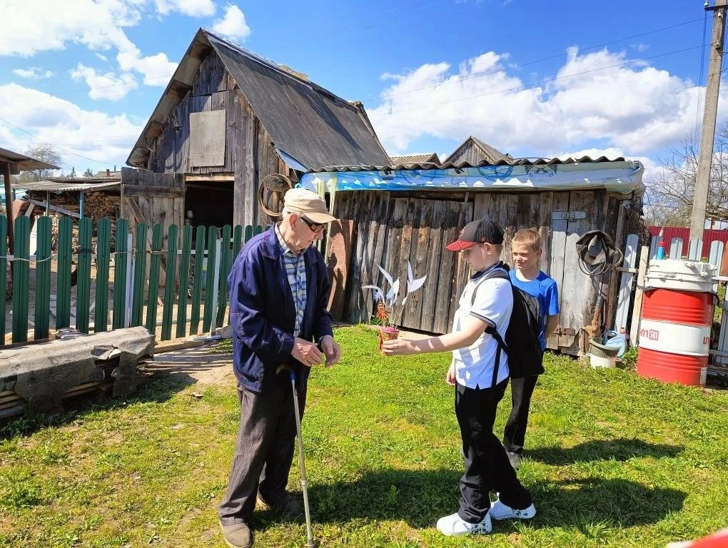 В рамках празднования главной даты весны –Дня Победы, ученики ЦО Яковцевской школы навестили детей В