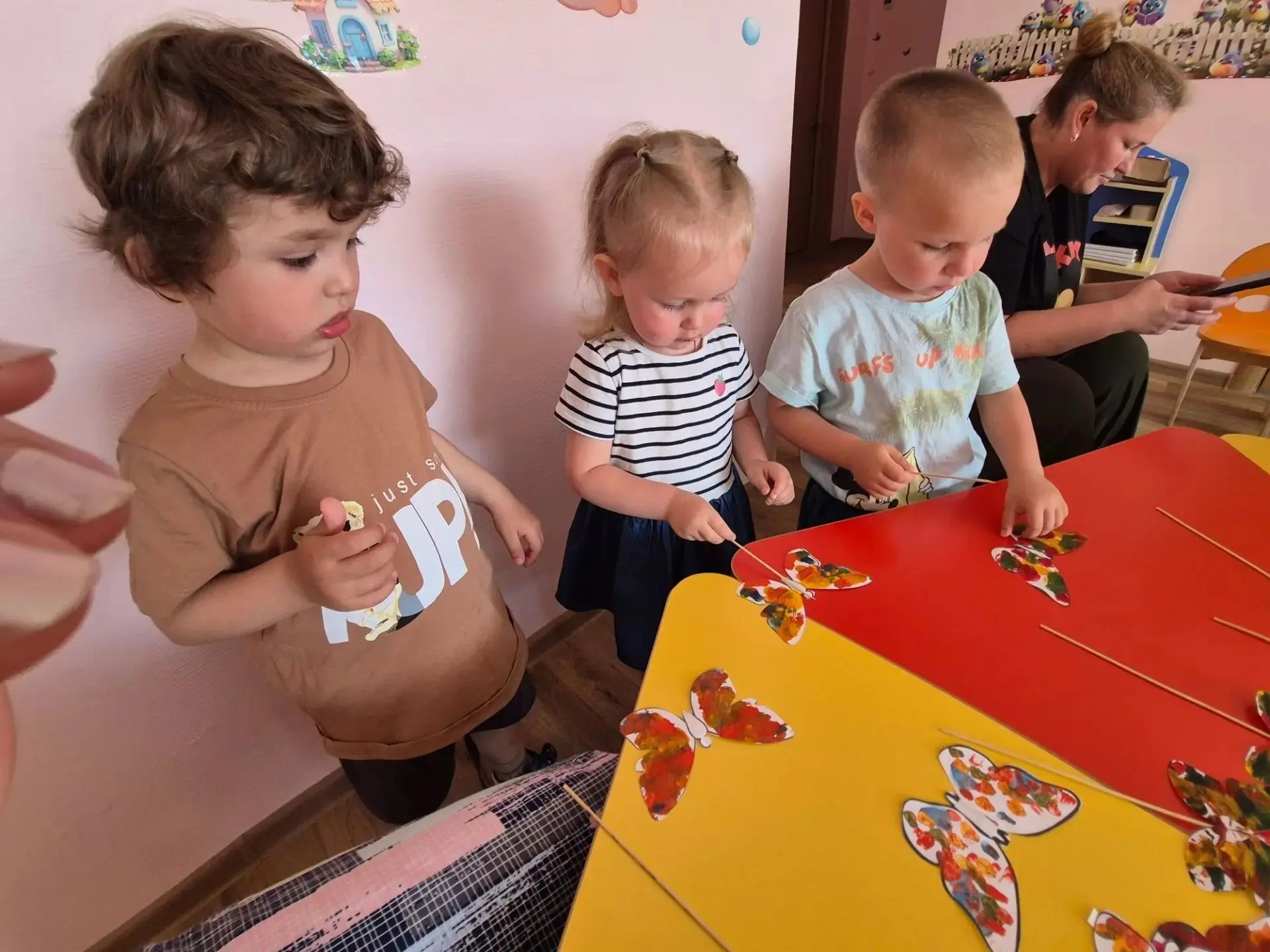 🦋 Лето... Время, когда воздух наполнен ароматами цветов и тихим шелестом крыльев. Повсюду порхают п