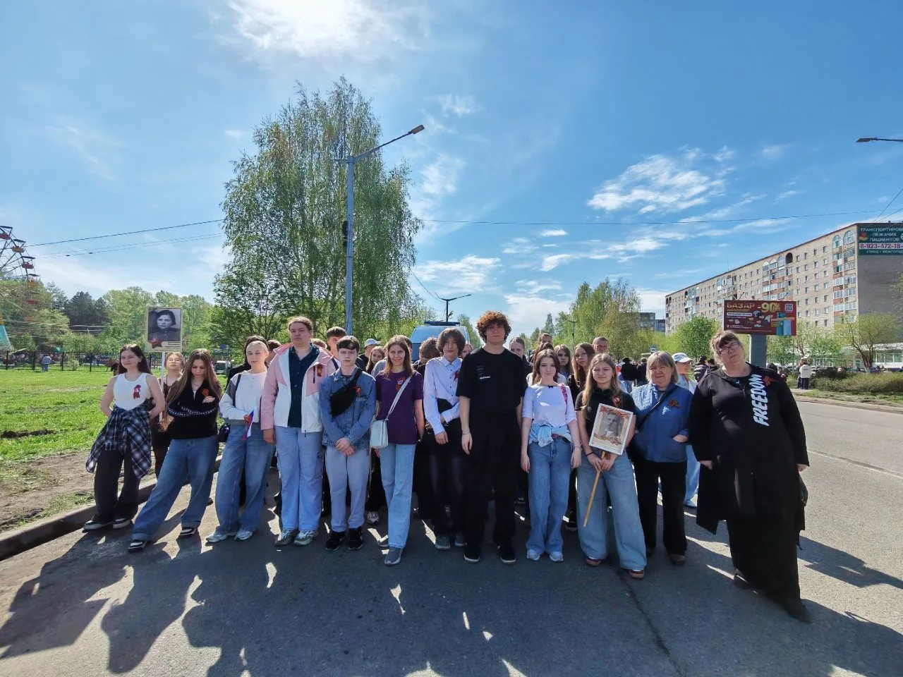 Сегодня прошла важная и трогательная акция — Бессмертный полк. 🇷🇺 Ученики, учителя и родители нашей 