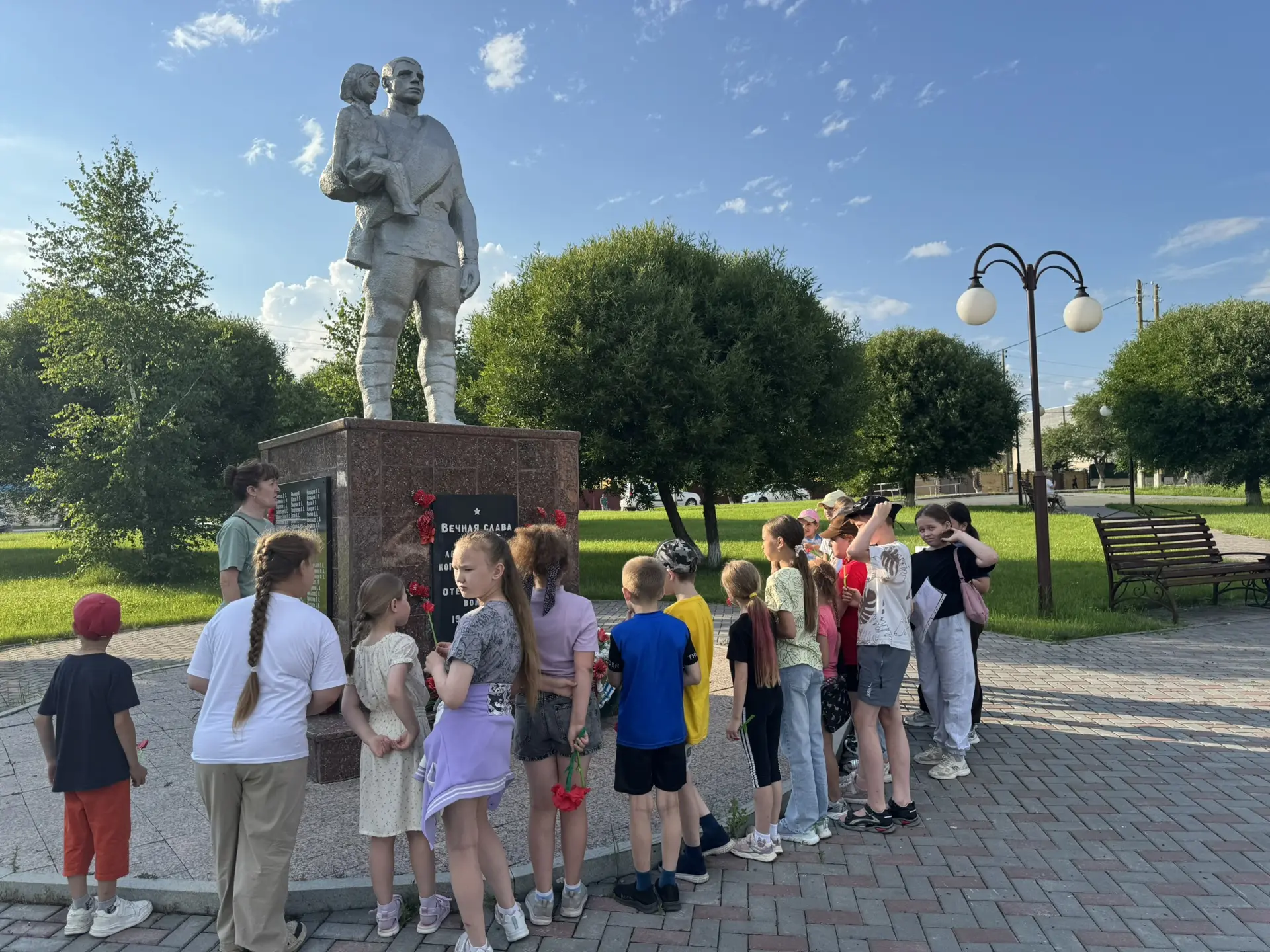 День 14🌈🤗

Сегодня на нашей площадке ребята отправились в сквер, где установлен памятник воинам-ле