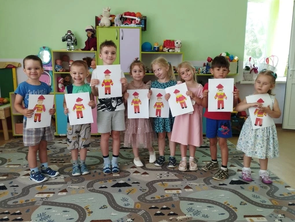 В честь праздника "День металлурга" в младшей группе «Ягодки» состоялась тематическая беседа "Могучи