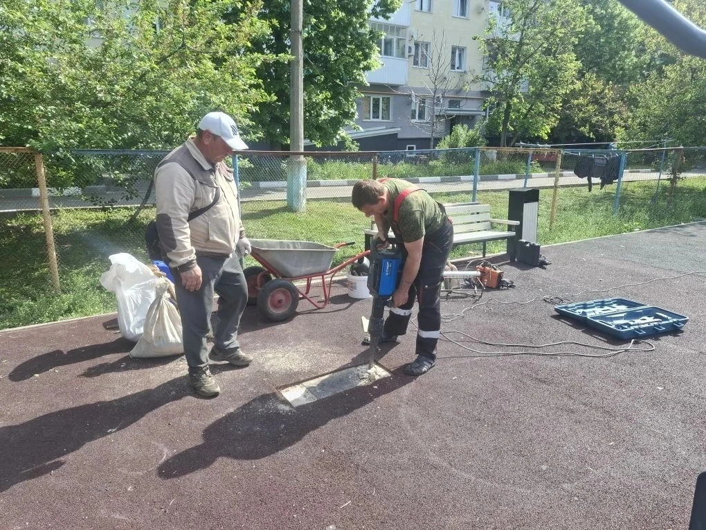 🛠️ Сотрудники ФОКА приводят в порядок спортивную площадку!