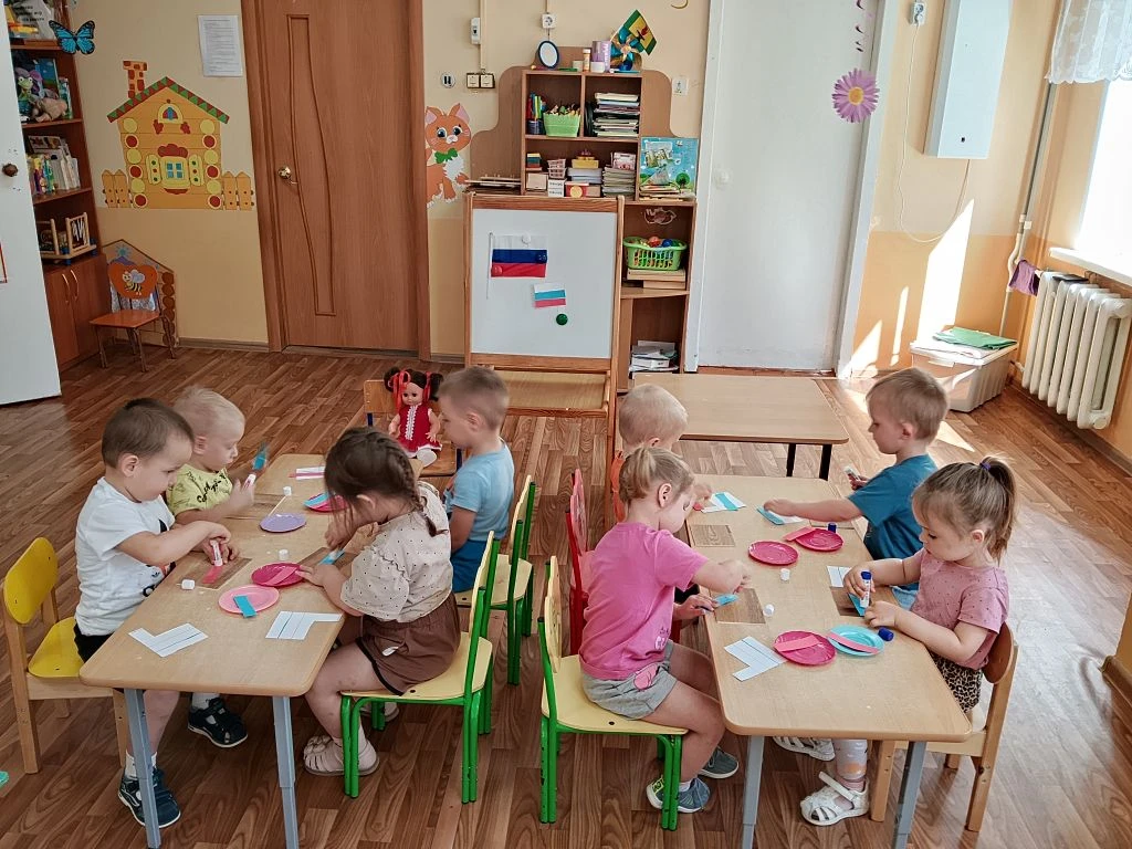 Воспитанники группы раннего возраста "Колокольчики," изготовили флажки  "Российский триколор ", посв
