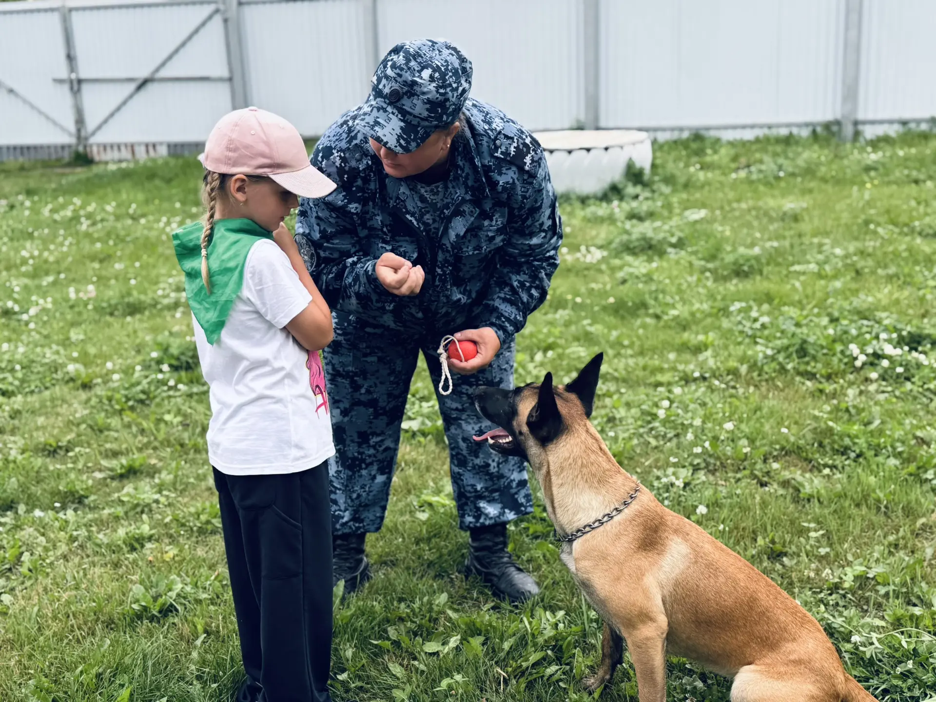 🐶🐾 Хвостатые профи и тяжелые спецкостюмы: наши ребята побывали в кинологическом центре!