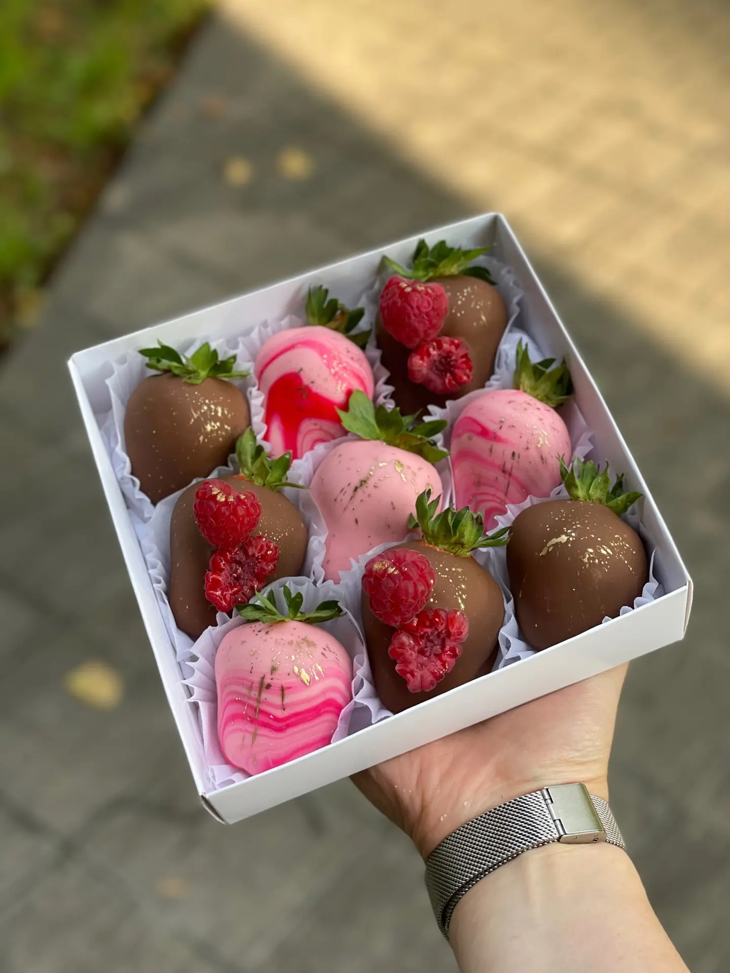 Набор из 9 отборных ягод в молочном и розовом шоколаде со свежей малиной 💗