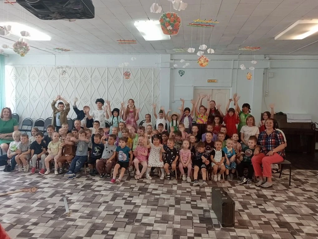 Вчера участники "Народного коллектива" детского театра-студии "Палитра радости" вместе со своими рук