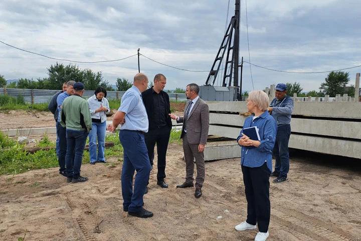 На стройке дома для переселенцев в Черногорске есть отставание от графика