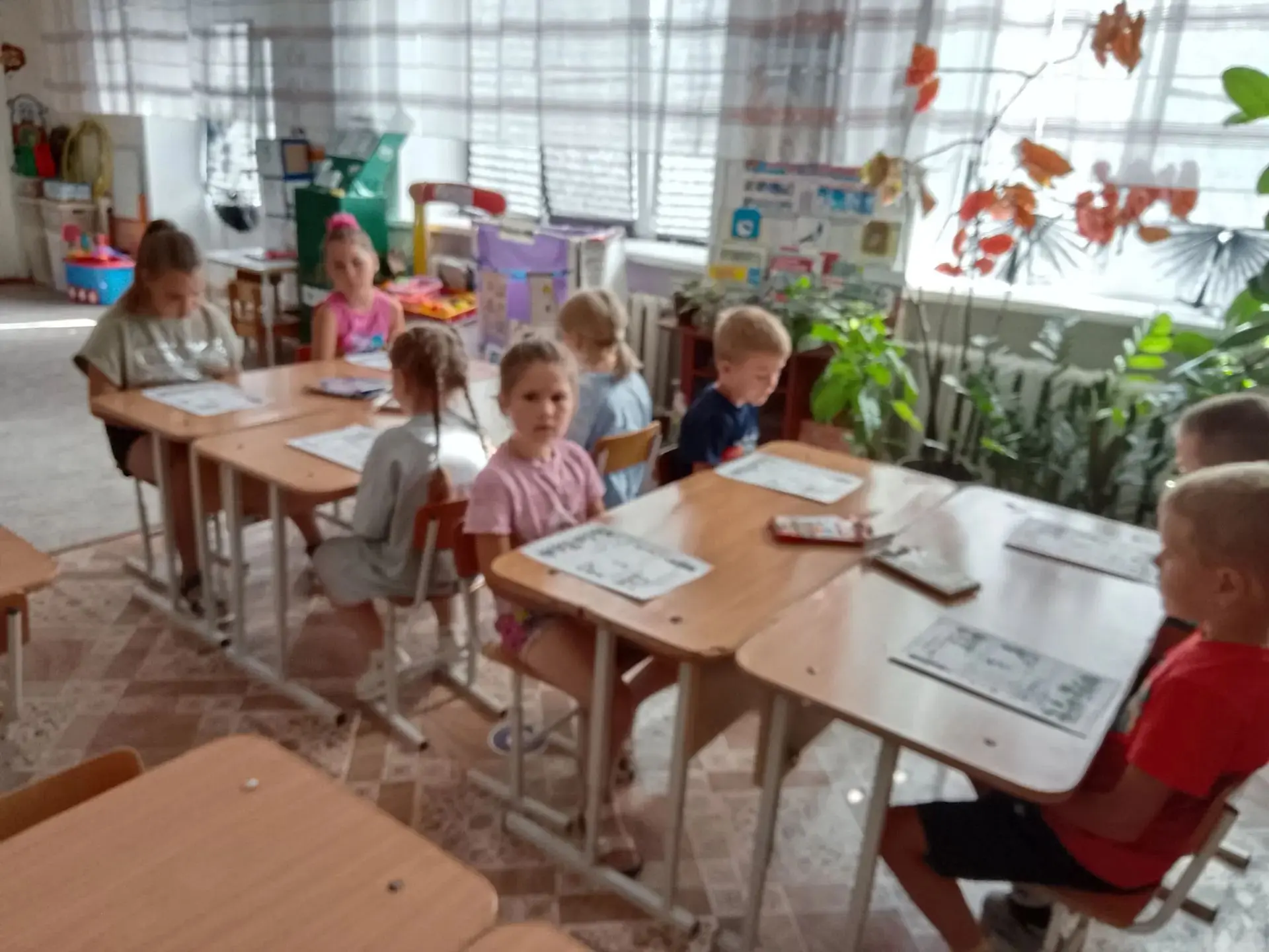 В старше-подготовительной группе ребята закрепляли правила ПДД, выполняли задания.
