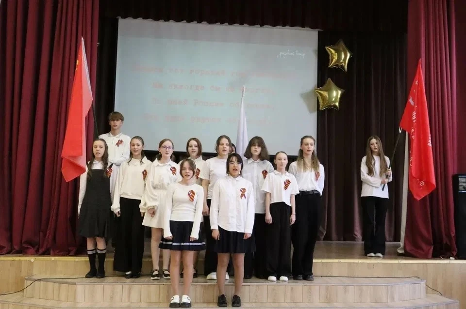 🎵 КОГДА ПЕСНЯ СИЛЬНЕЕ СЛОВ 🎵 20 корпус. 9 мая. Голоса — живые, тёплые, совсем негромкие. Песни военн