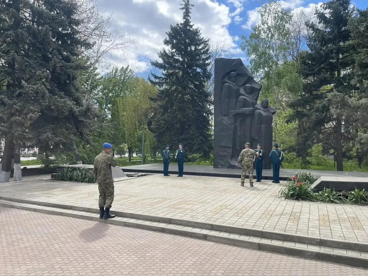 🇷🇺 Честь и ответственность: наши ребята на Посту №1  1 и 2 мая наши старшеклассники приняли участие 