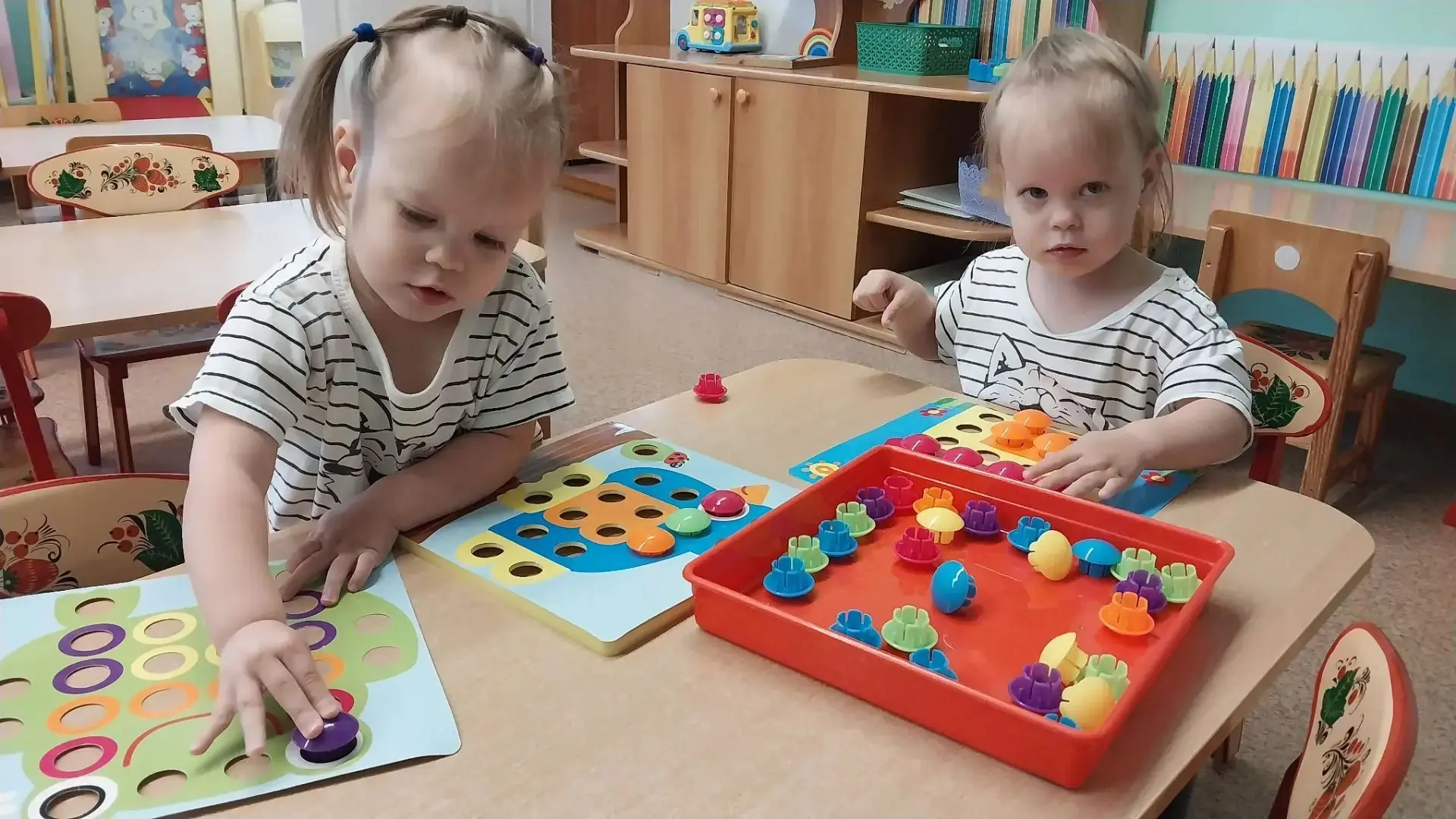 Воспитанники с увлечением играли в крупную мозаику.