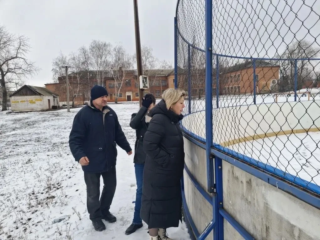 В рамках акции "Безопасность детства"  комиссией нашей школы обследовались школьные площадки — это в