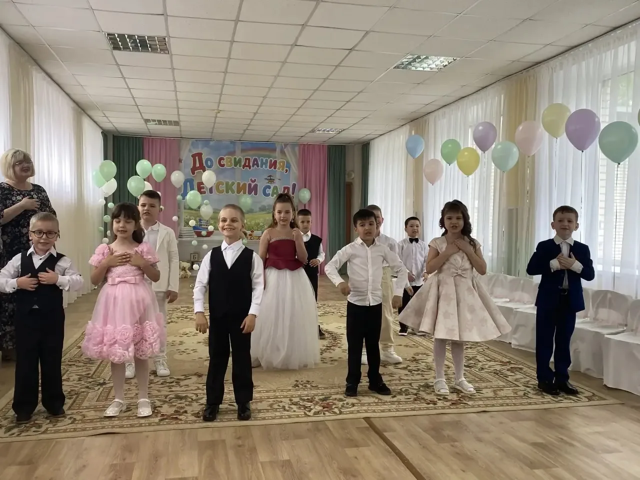 Дорогие выпускники! Пусть ваш путь в школе будет таким же ярким и интересным, как сегод...