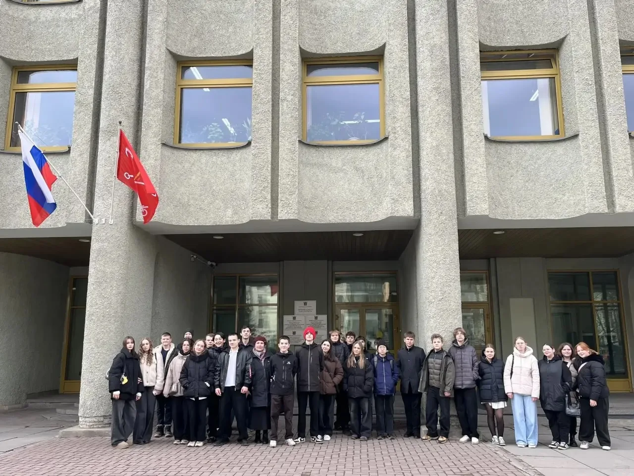 Сегодня обучающиеся 8Б и музейный актив побывали в гостях в Центральном государственном архиве истор