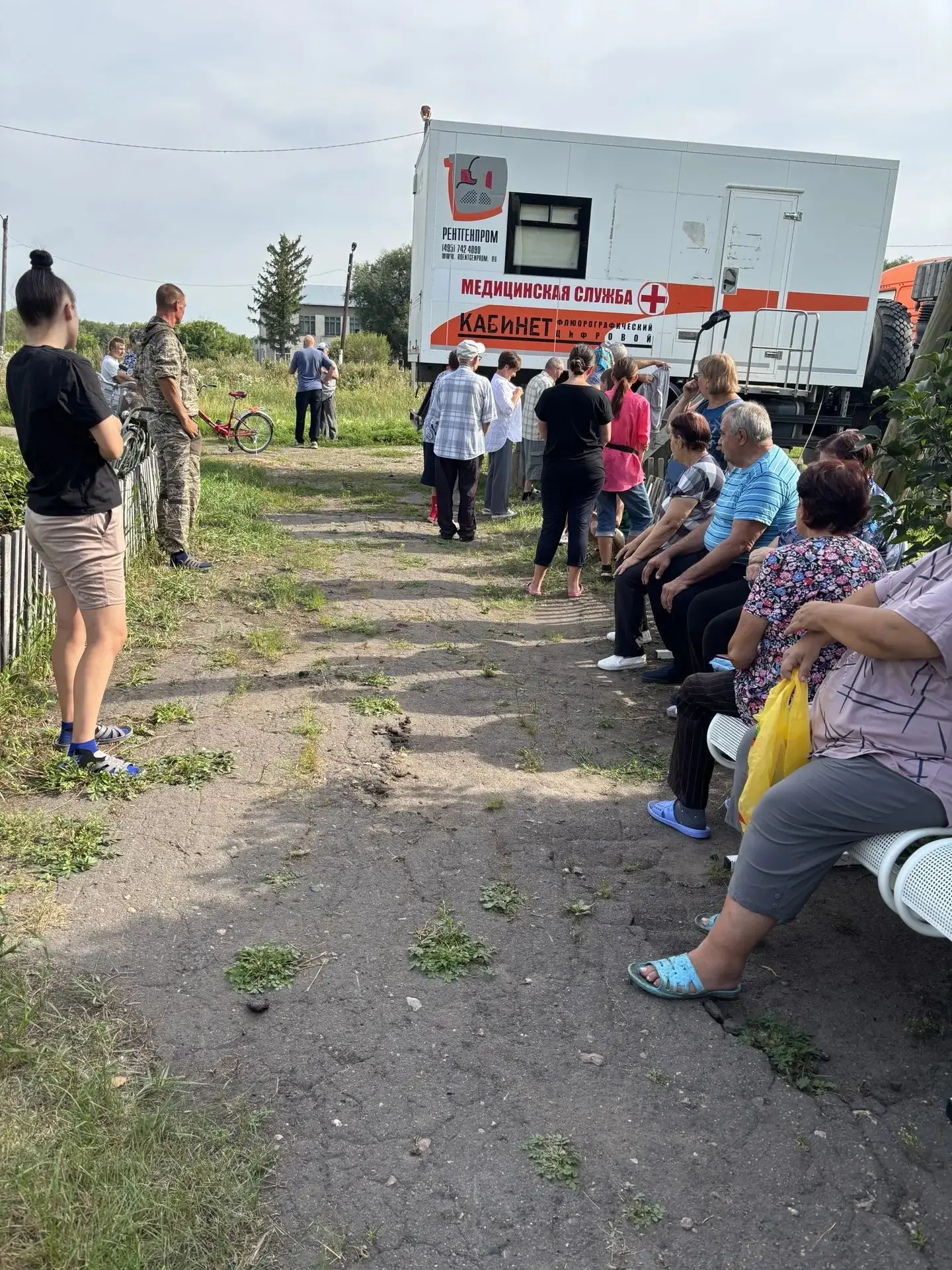 За два дня на передвижном флюорографическом комплексе обследовано 380 человек.