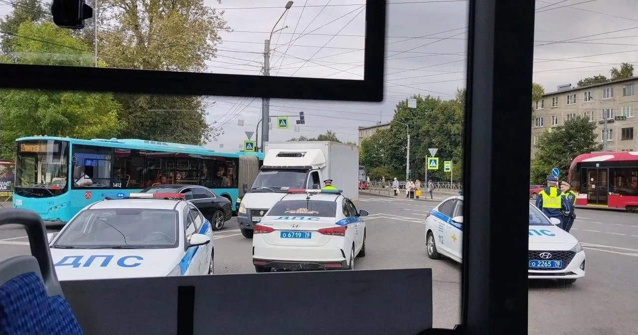 Пассажиры провели 40 минут в запертом автобусе на Дальневосточном из-за проверки ДПС