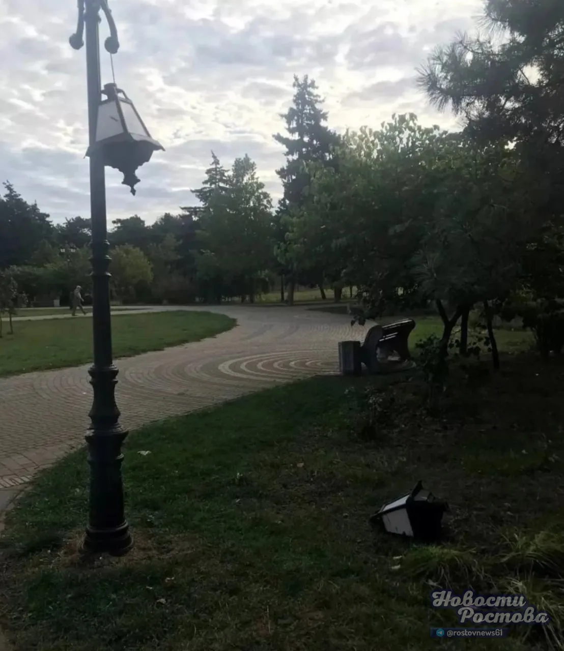 Неизвестные разбили фонари в парке Памяти в Азове