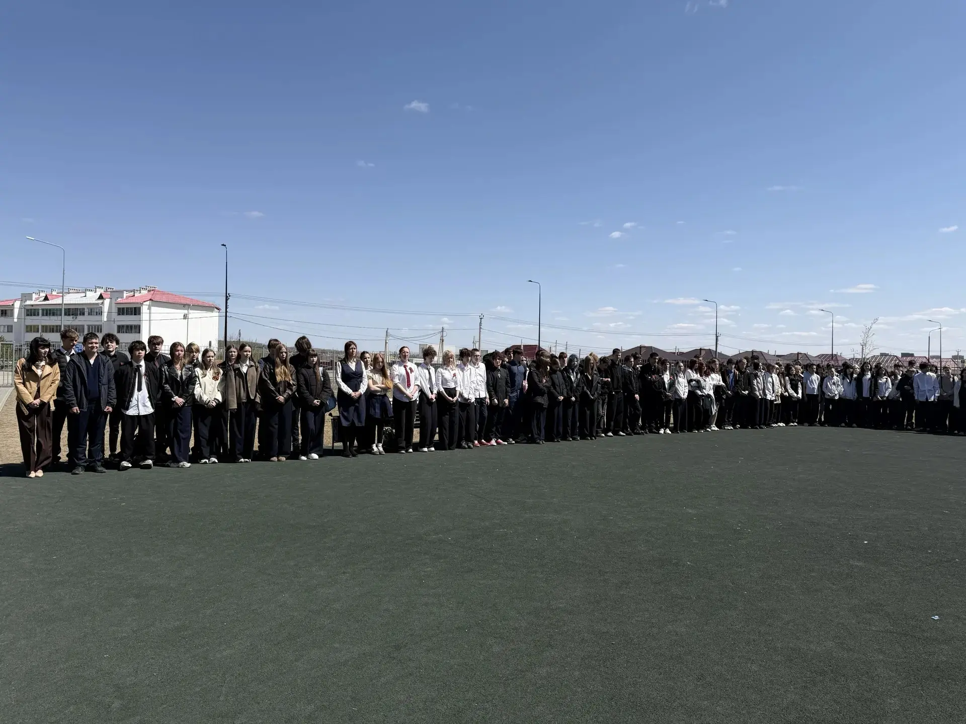 Сегодня в нашей школе прошли торжественные линейки, посвященные 81-й годовщине Великой Победы. Это с