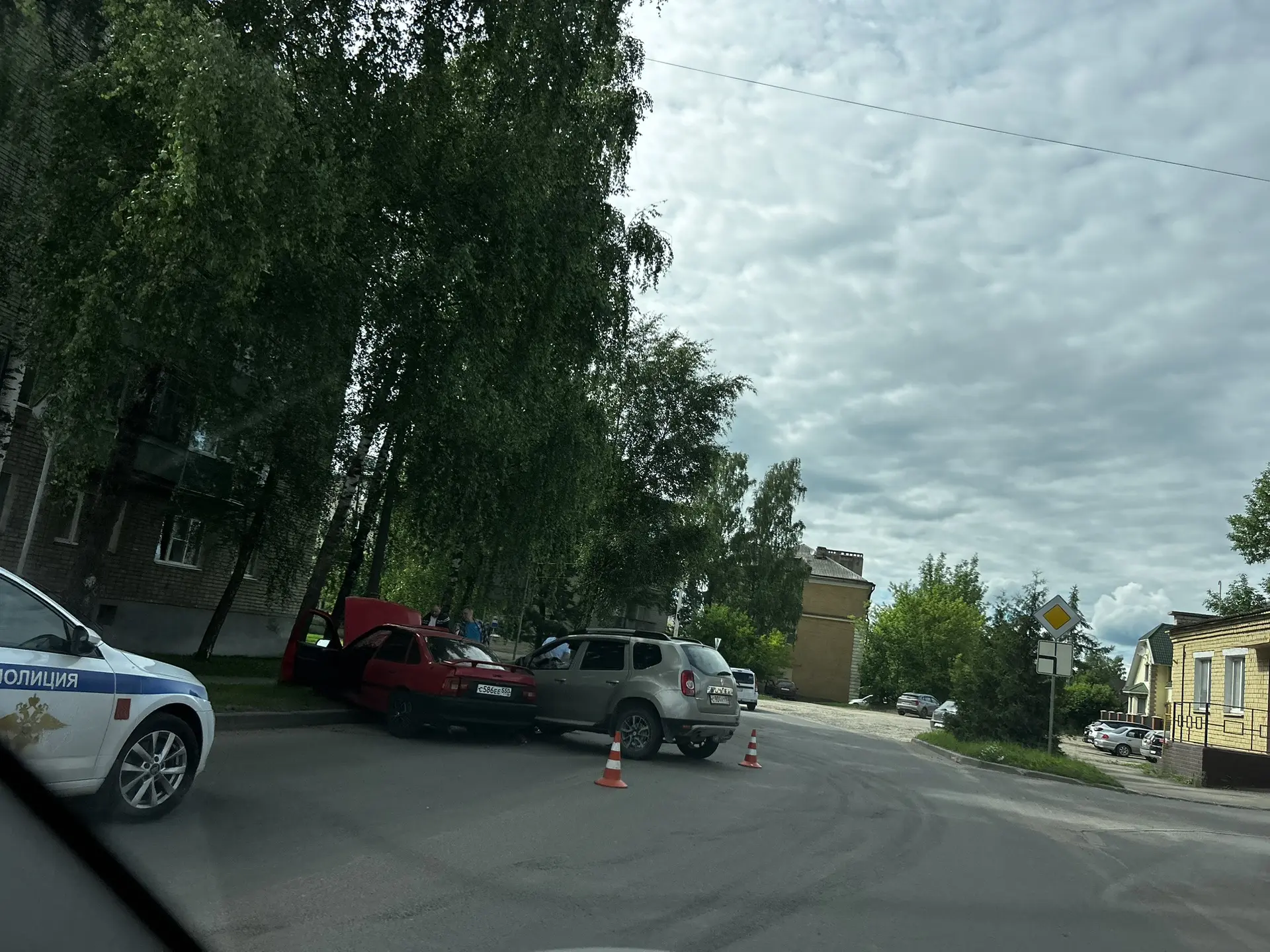 На улице 3-й Ударной Армии, у дома 73/14, столкнулись Renault Duster и Opel. В аварии пострадала жен