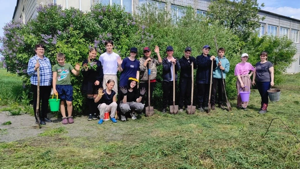 Учащиеся МБОУ «Большепесчанская СОШ» провели на пришкольном участке традиционную весенн...
