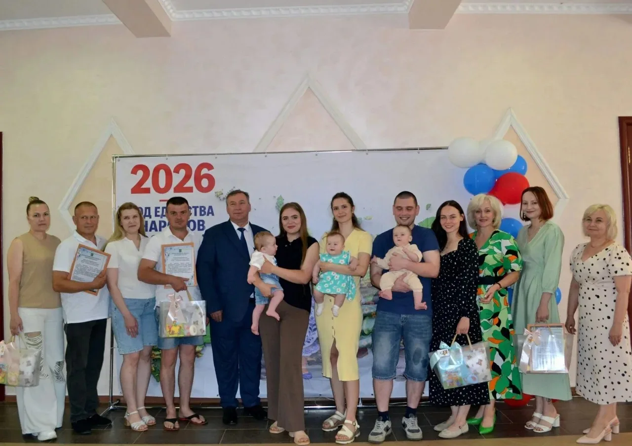 ЧЕЛОВЕК РОДИЛСЯ!

11 июня в Дубровском районном Доме культуры царила по-настоящему тёплая и светлая 