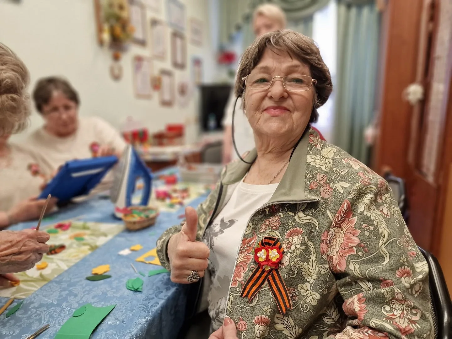 В Балашихе участницы программы «Активное долголетие» сделали 50 георгиевских брошей к Дню Победы. Ма