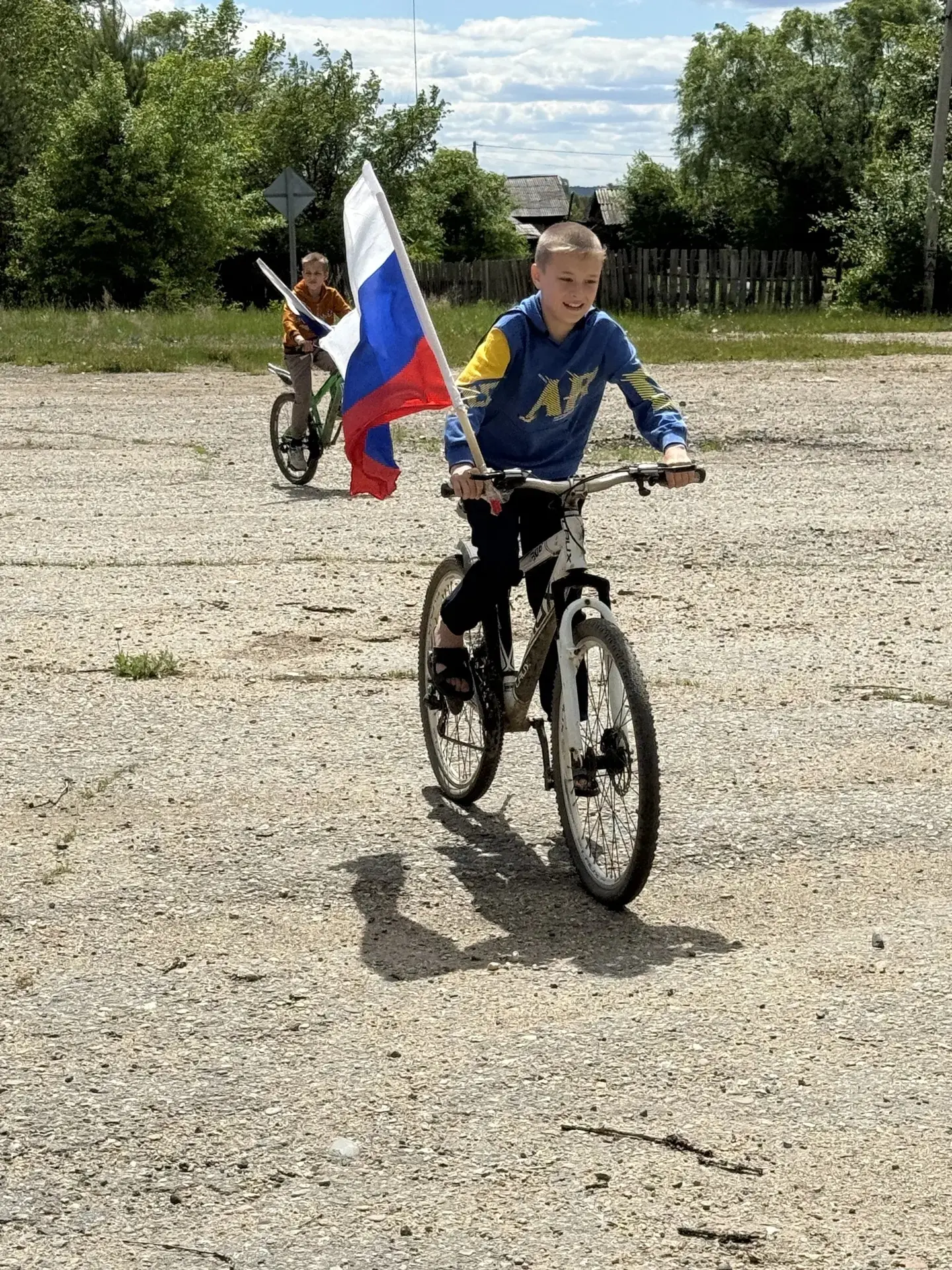 В День России ребята из села Чалбачи отметили праздник зажигательным велопробегом! Юные патриоты, уч