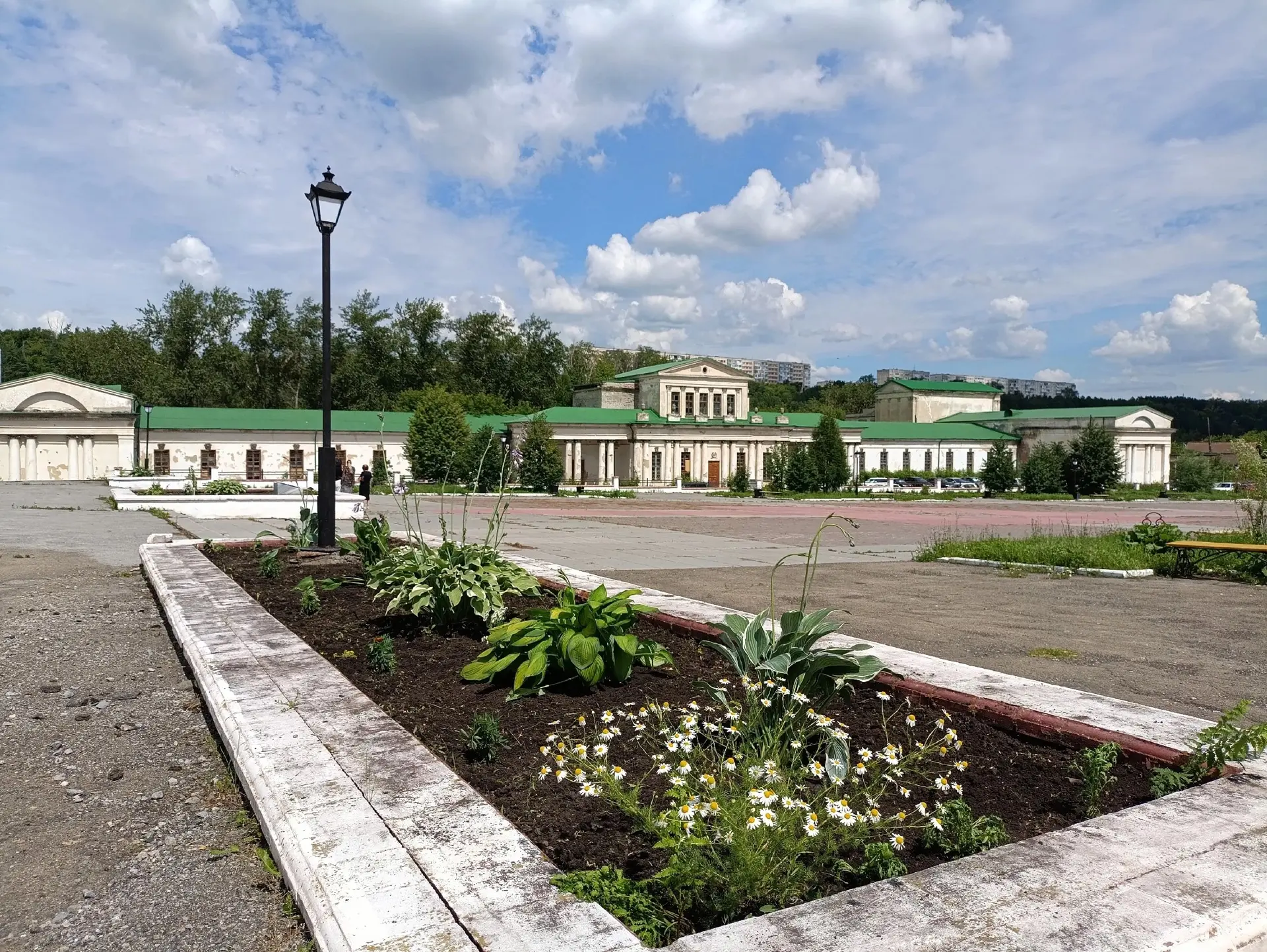 🌸 На Соборной площади в Каменске-Уральском обновили все три клумбы