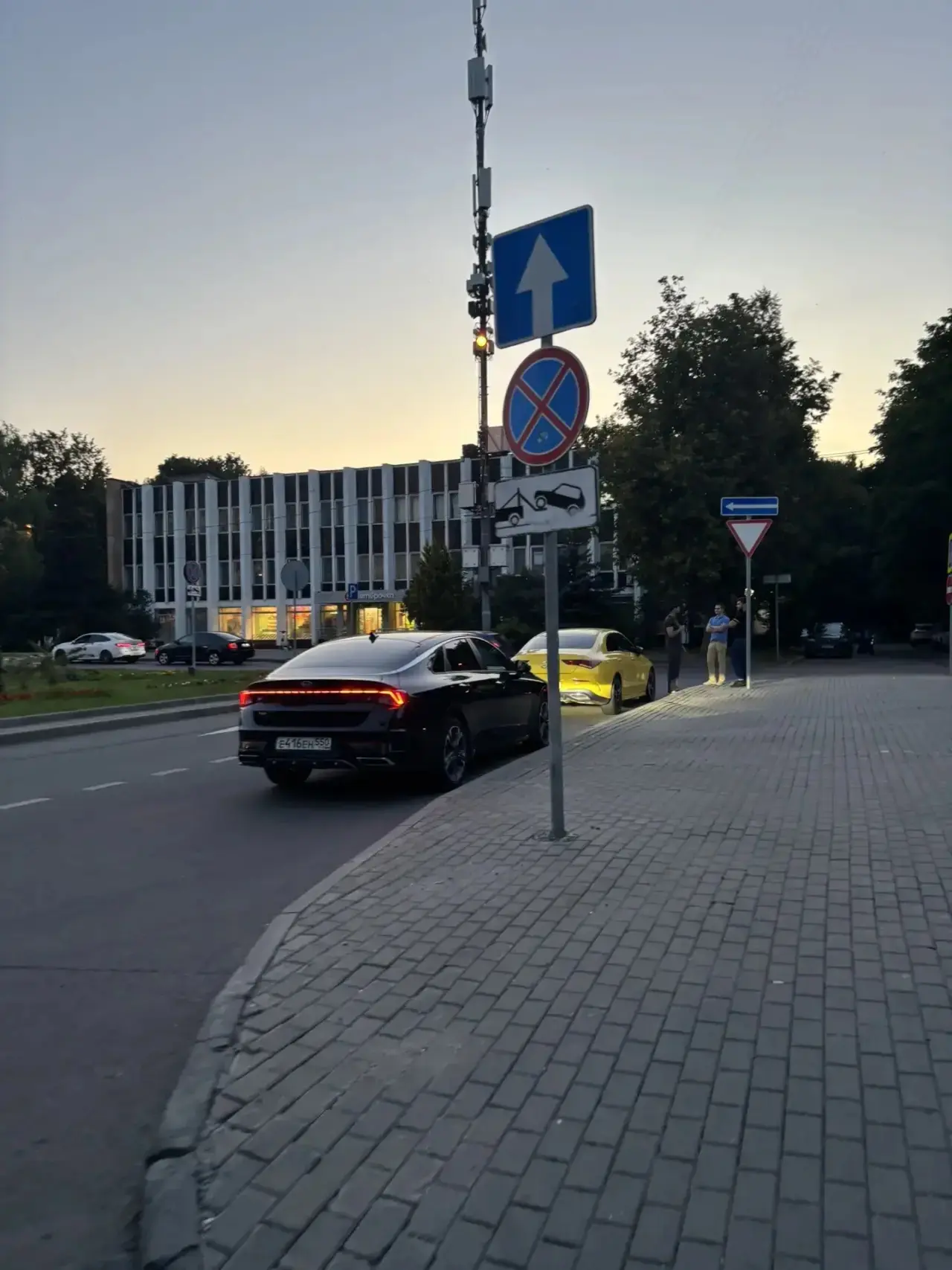 Мне как и автору снимка, нужна пояснительная бригада :