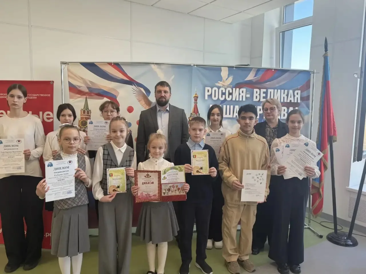 23 марта в школе прошла торжественная линейка  🇷🇺 Линейка началась с выноса флага и исполнения Госуд