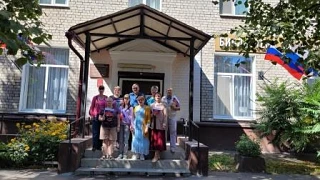 Акция «Триколор единства»: раздача лент ко Дню Государственного флага России.