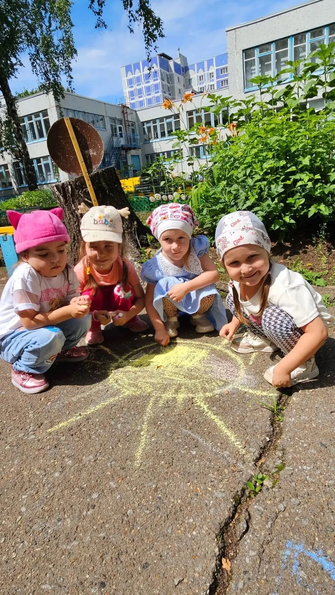 Лето🌞😎 — время ярких красок, веселых прогулок и безграничной фантазии! 

Двор нашего детского сада