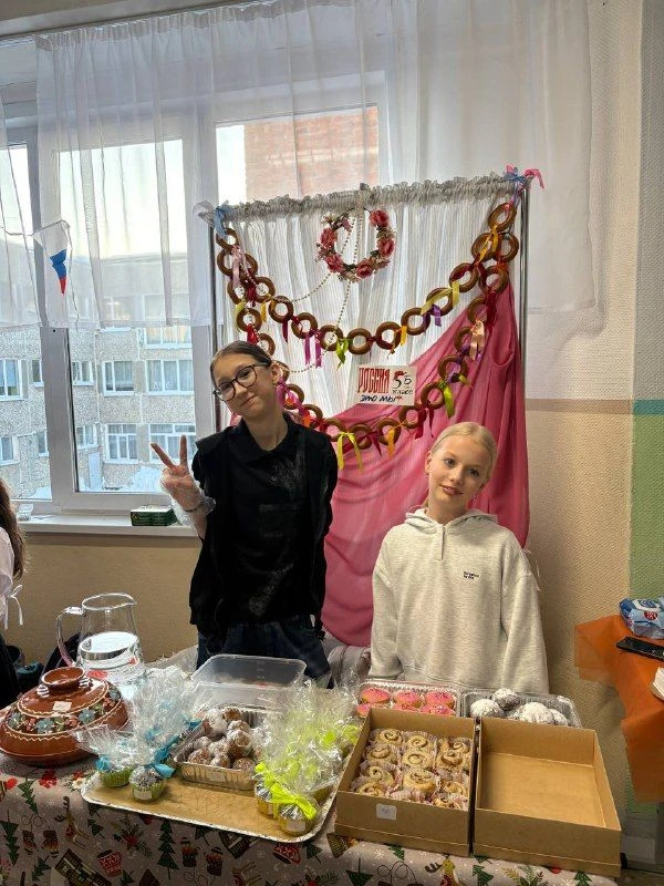 19 февраля в нашей школе состоялась благотворительная ярмарка "Россия - это мы!" в поддержку проекта