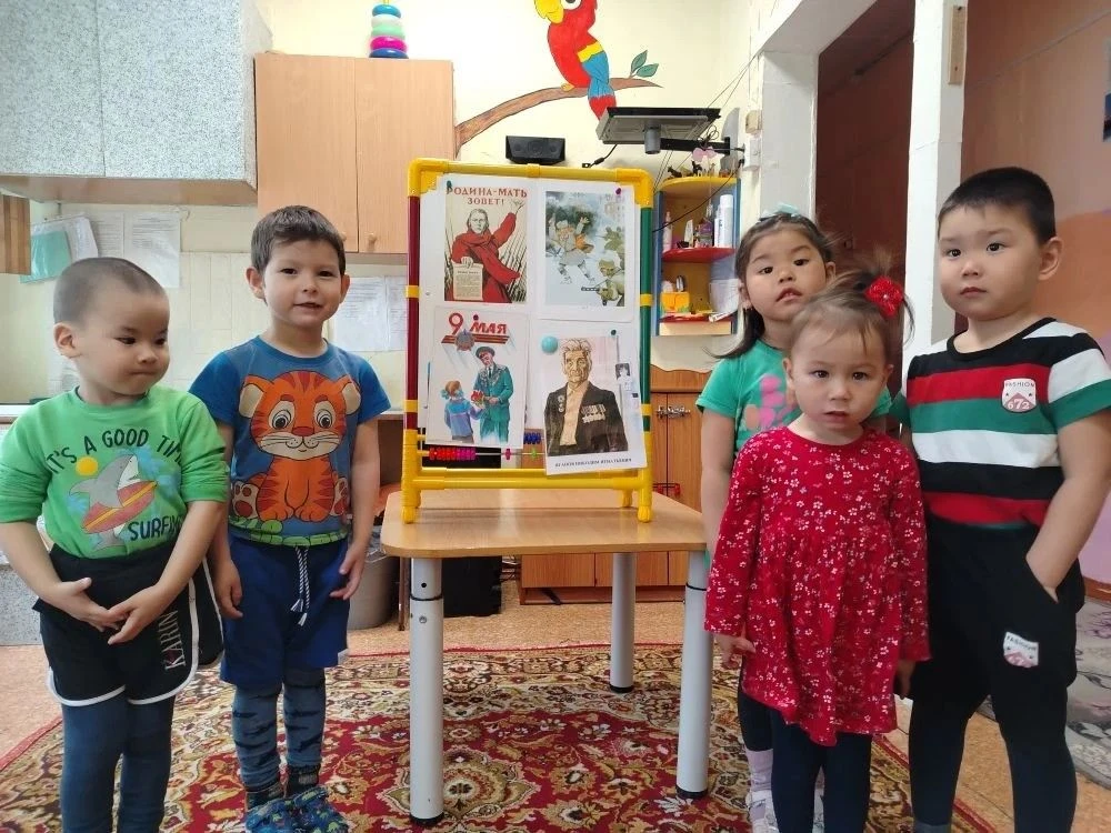 Накануне праздника "Дня Победы" в младшей разновозрастной группе прошла тематическая бе...