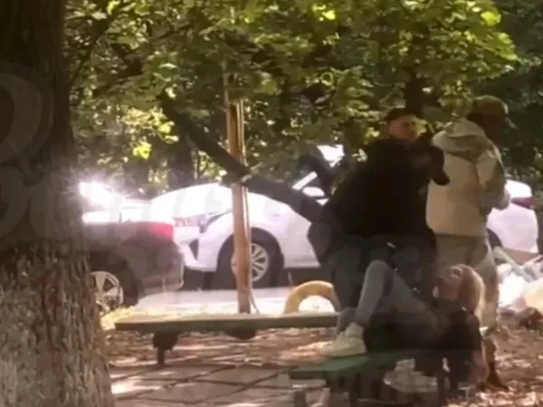 😨 В Ростове на Северном мужчины избили знакомую во дворе жилого дома
