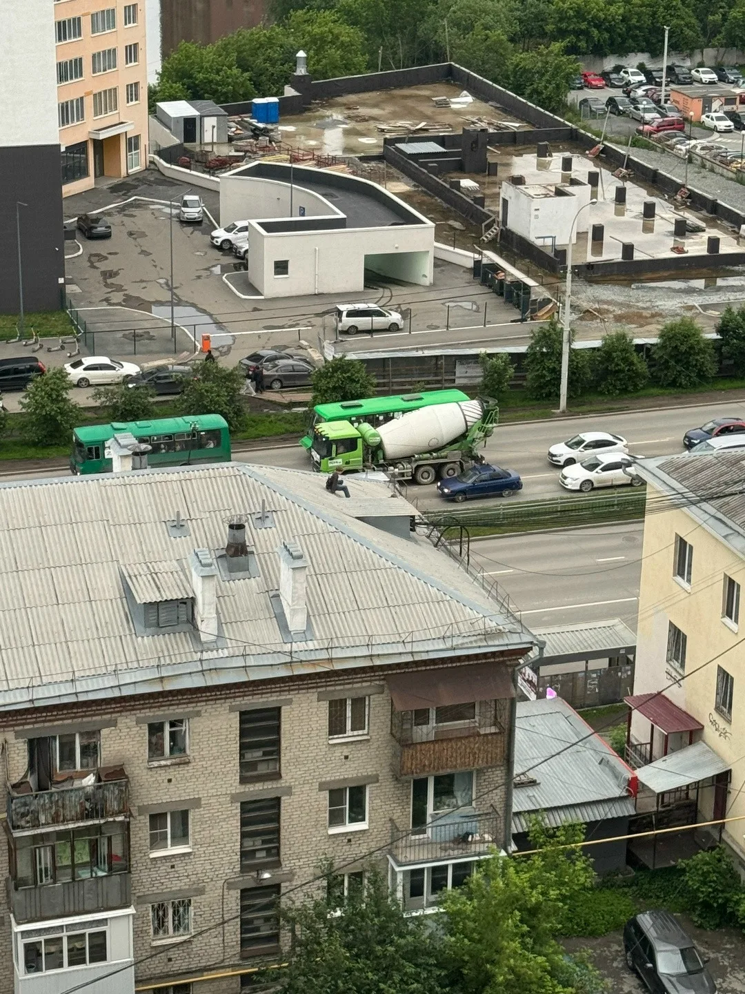 Чьи дети ползают по крыше среди проводов?!