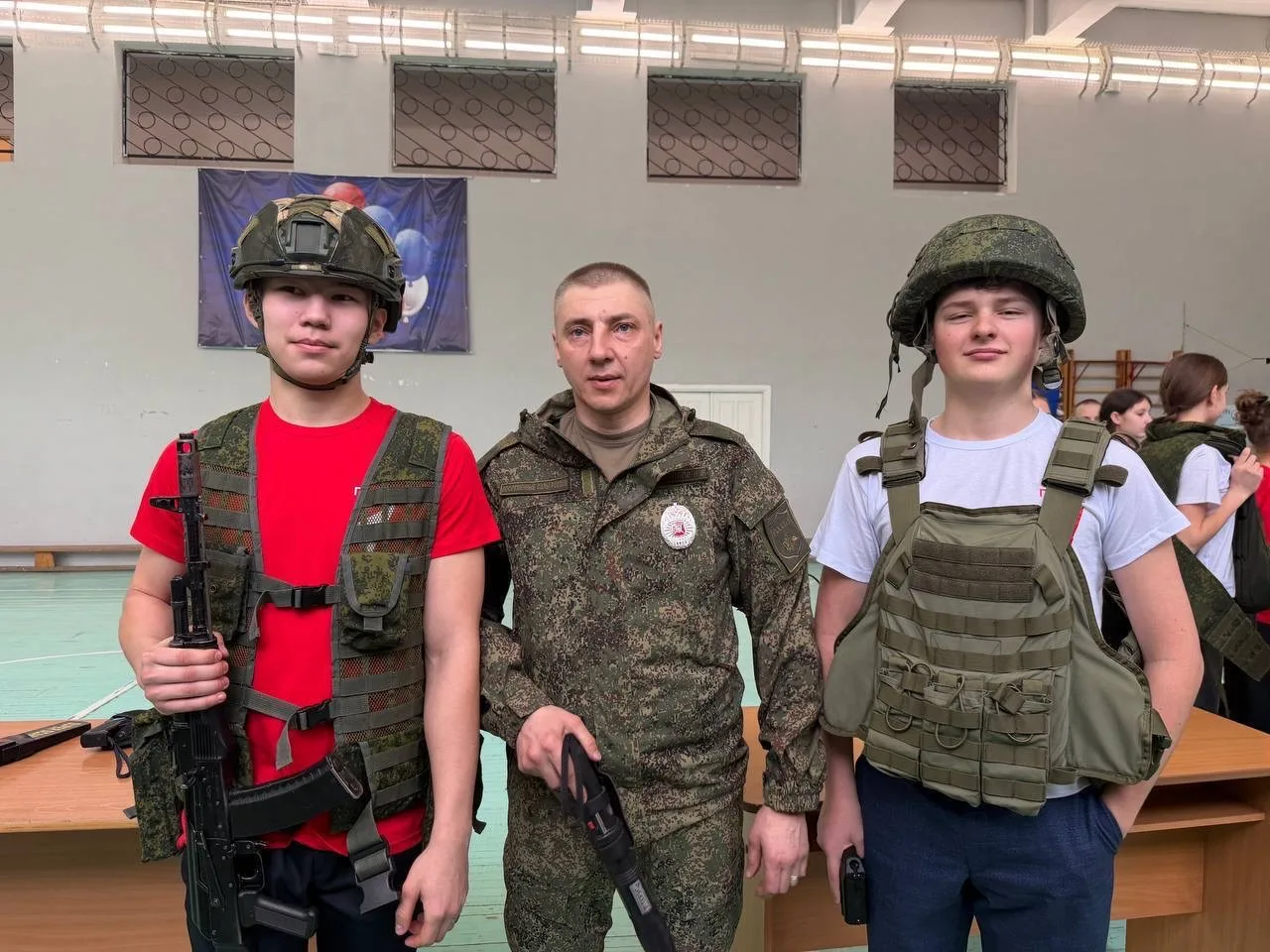 В преддверии Дня защитника Отечества в нашей школе прошёл особенный урок мужества. Инспекторы Военно