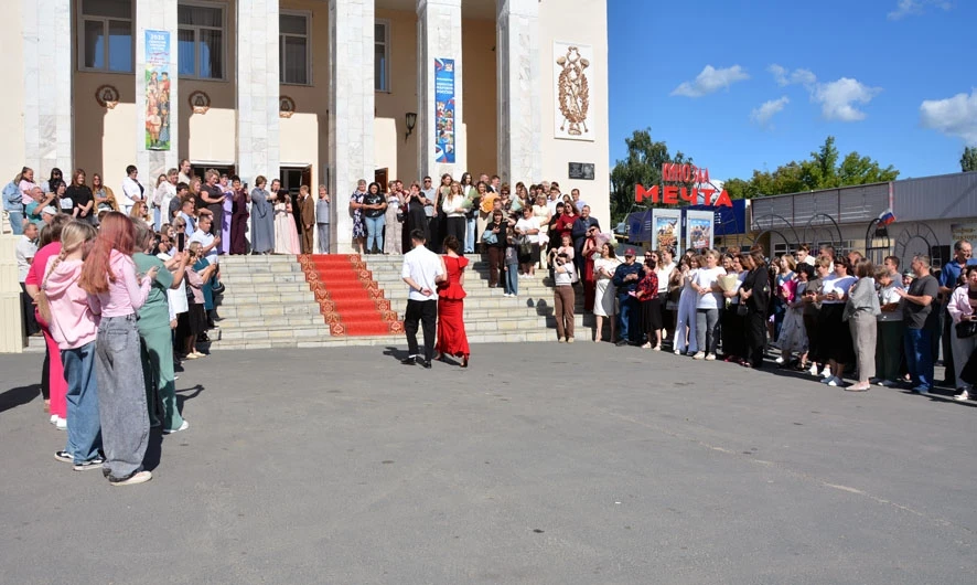 32 выпускника покинули Олимп СОШ № 1