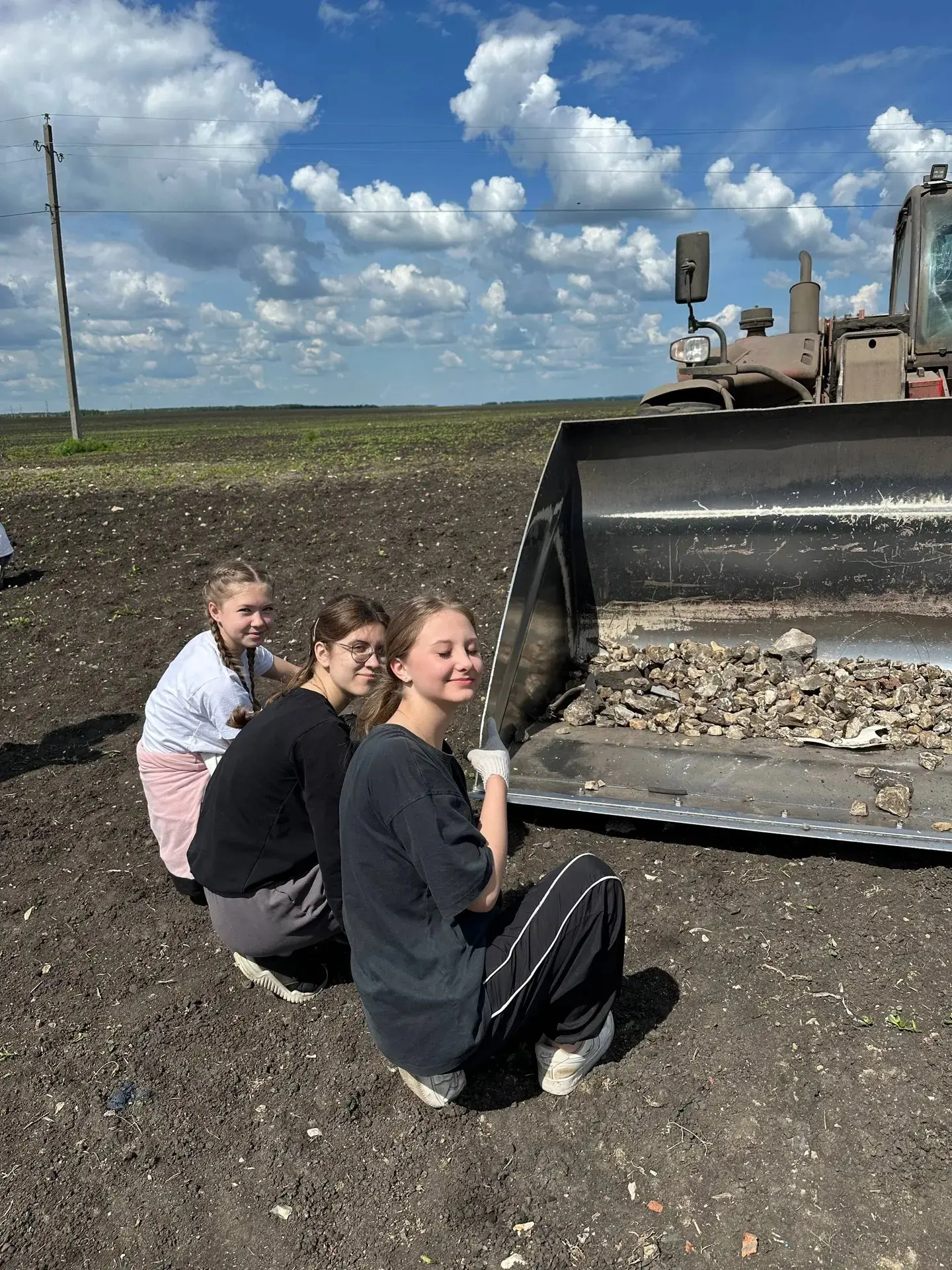 Сегодня 4 июня, ребята из лагеря труда и отдыха "Ростки" славно потрудились на поле АО ...