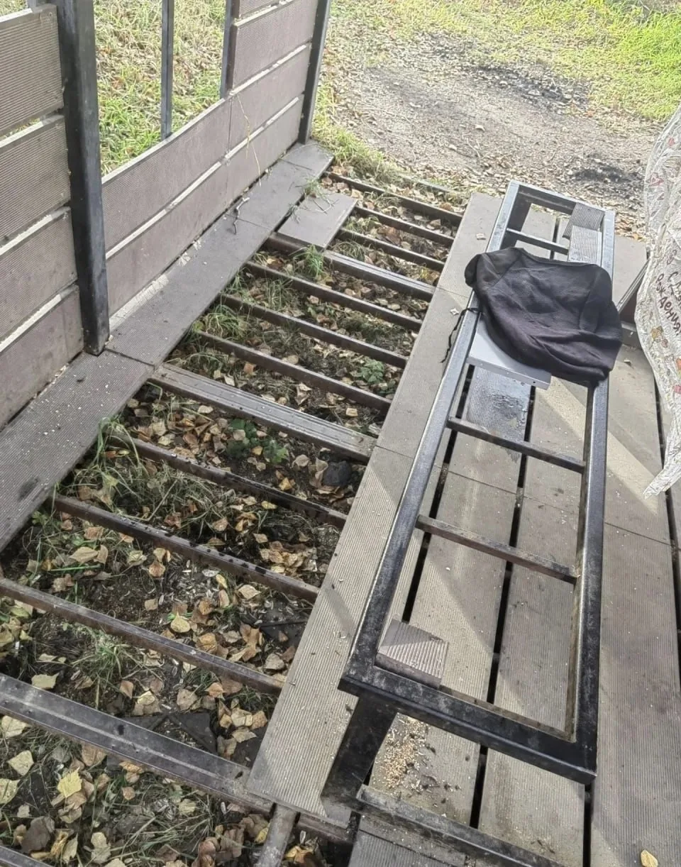 Ломают всё: вандалы не оставили шанса экобеседкам в "Сухотино"