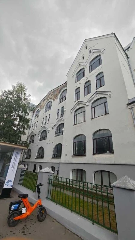 Дом городских начальных училищ. Построен в стиле модерн, который сочетается с неорусски...