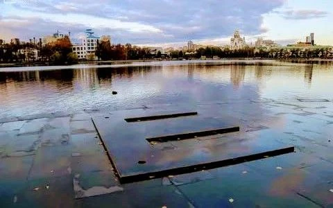 Памятник трансформаторному железу.

В Екатеринбурге есть арт-объект в виде сердечника трансформатора