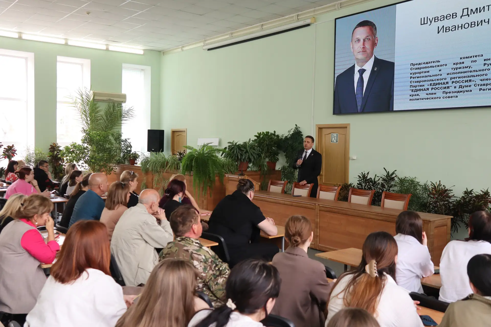26 мая в НГГТИ прошла встреча работников и обучающихся с Дмитрием Ивановичем Шуваевым, председателем