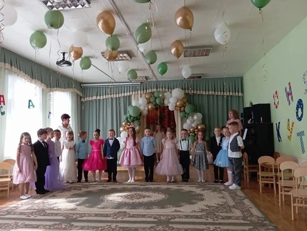 Выпускной бал в детском саду особое событие для каждого ребёнка и его родителей . В группе «Смешарик