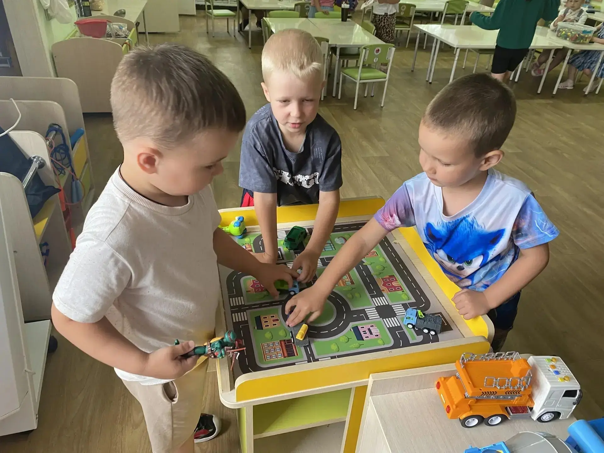На улице дождик, но мы не скучаем! Нам весело в группе, мы дружно играем!

Пока за окном моросит дож