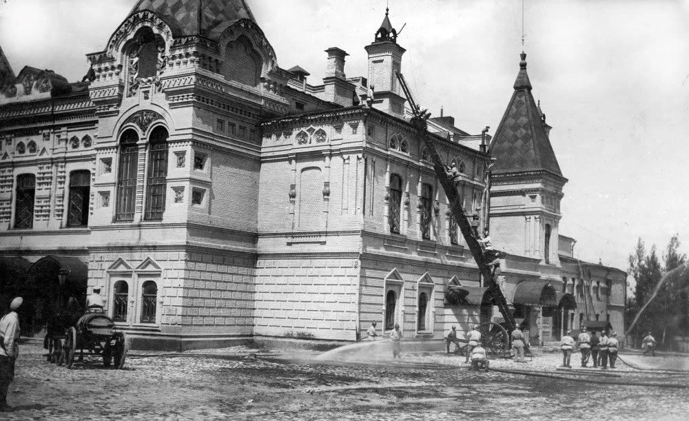 Учения пожарной команды у здания театра драмы. Архивный снимок. Июль 1924 года.