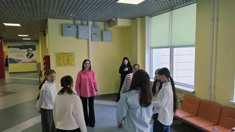 Тут в Зелёной🌿 пронеслась целая волна необычных перемен! Только звенит звонок с урока, так сразу нач