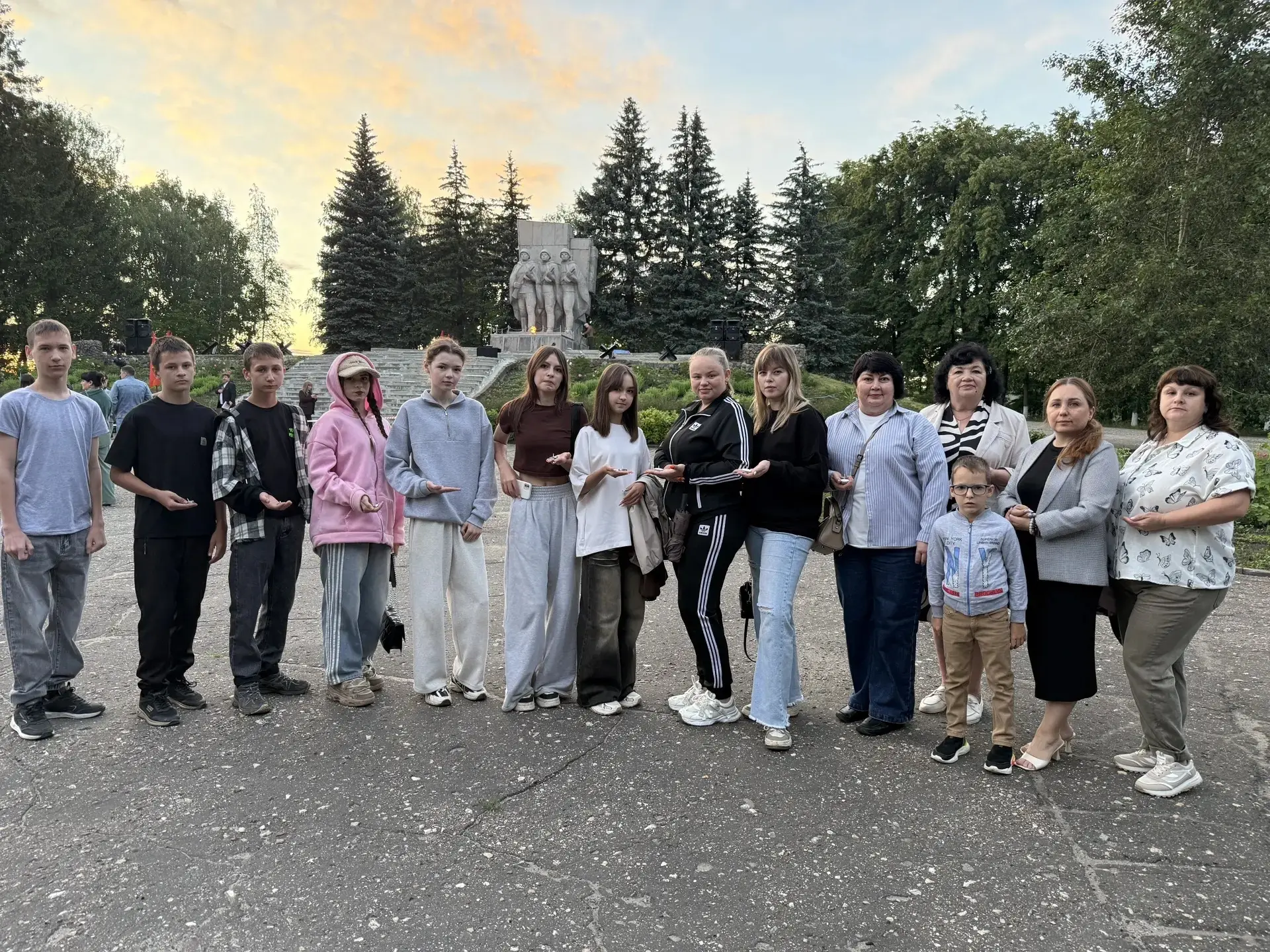🕯️🕯️🕯️ "СВЕЧА ПАМЯТИ"

🪖🪖🪖В канун Дня Памяти и скорби педагоги, обучающиеся и их родители прин