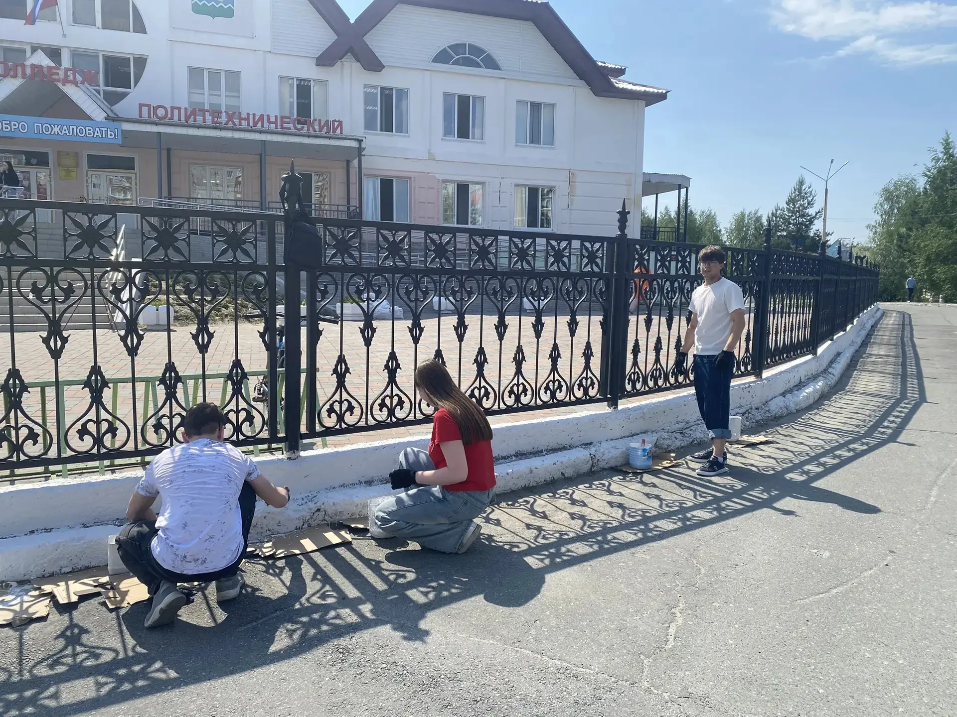 🌏Чистота и порядок: студенты и преподаватели колледжа вышли на субботник в преддверии ...