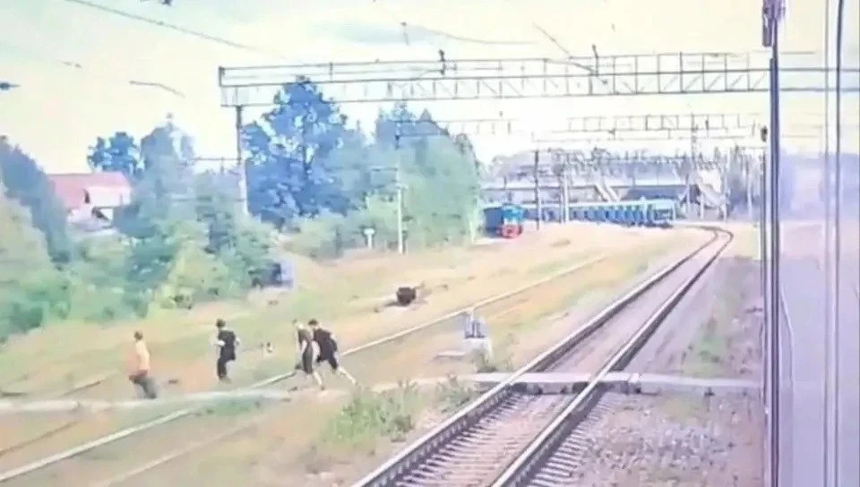🤬🚞 В Перми подростки закидали камнями электричку на станции Голованово — разбили окно